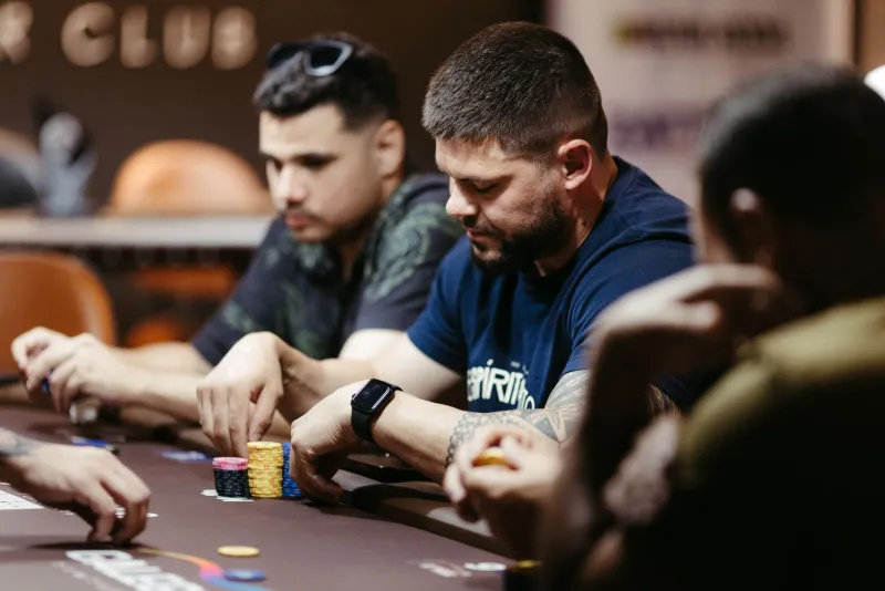 Faccia da Poker o Faccia da Fiesta? Come i Professionisti Latinoamericani Leggono gli Avversari Prima Ancora di Guardare le Carte