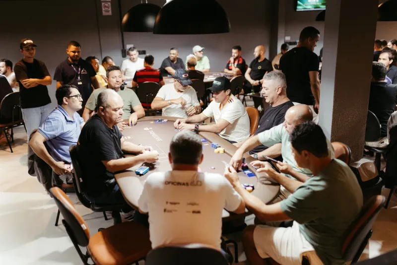 Tempi, Esitazioni e Mosse Azzardate: Come Leggere un Avversario di Poker Online Prima Che Agisca